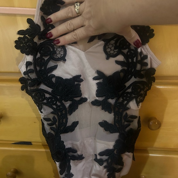 Beautiful lyrical Leotard with black lace, lace wrap around headpiece included - Picture 3 of 5